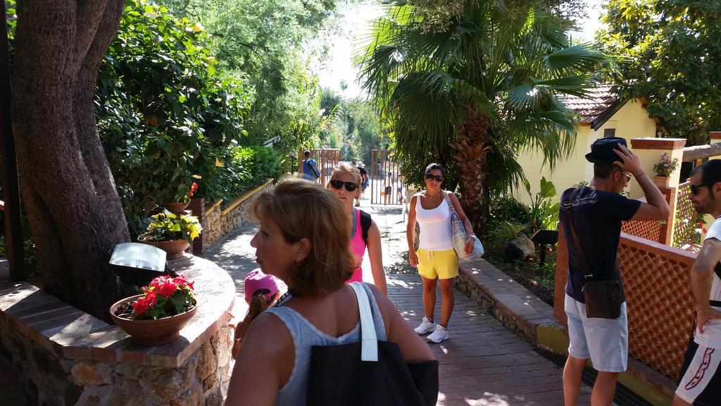 Cala Blanca Villaggio Alberghiero マリーナ・ディ・カメロータ エクステリア 写真