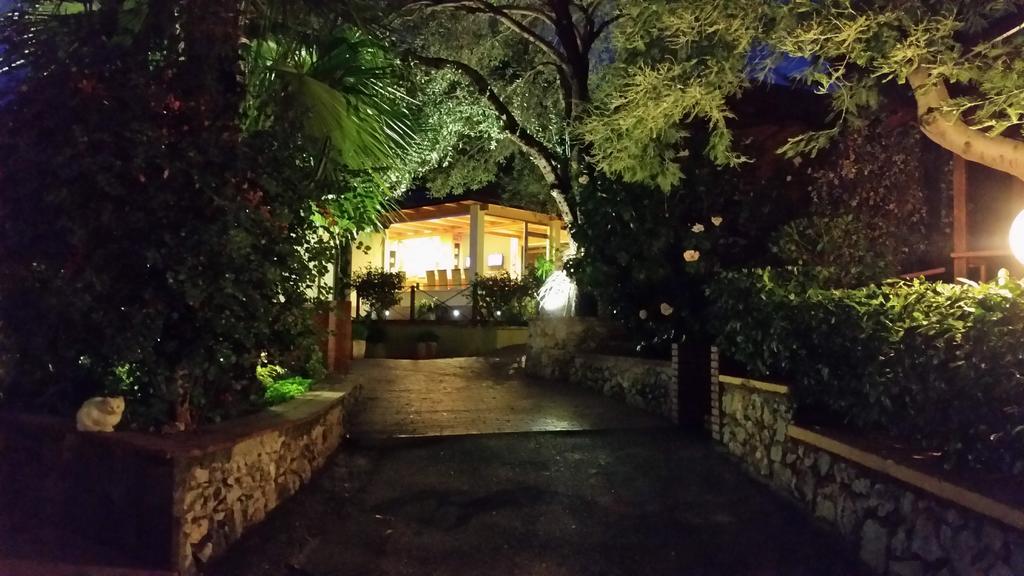 Cala Blanca Villaggio Alberghiero マリーナ・ディ・カメロータ エクステリア 写真