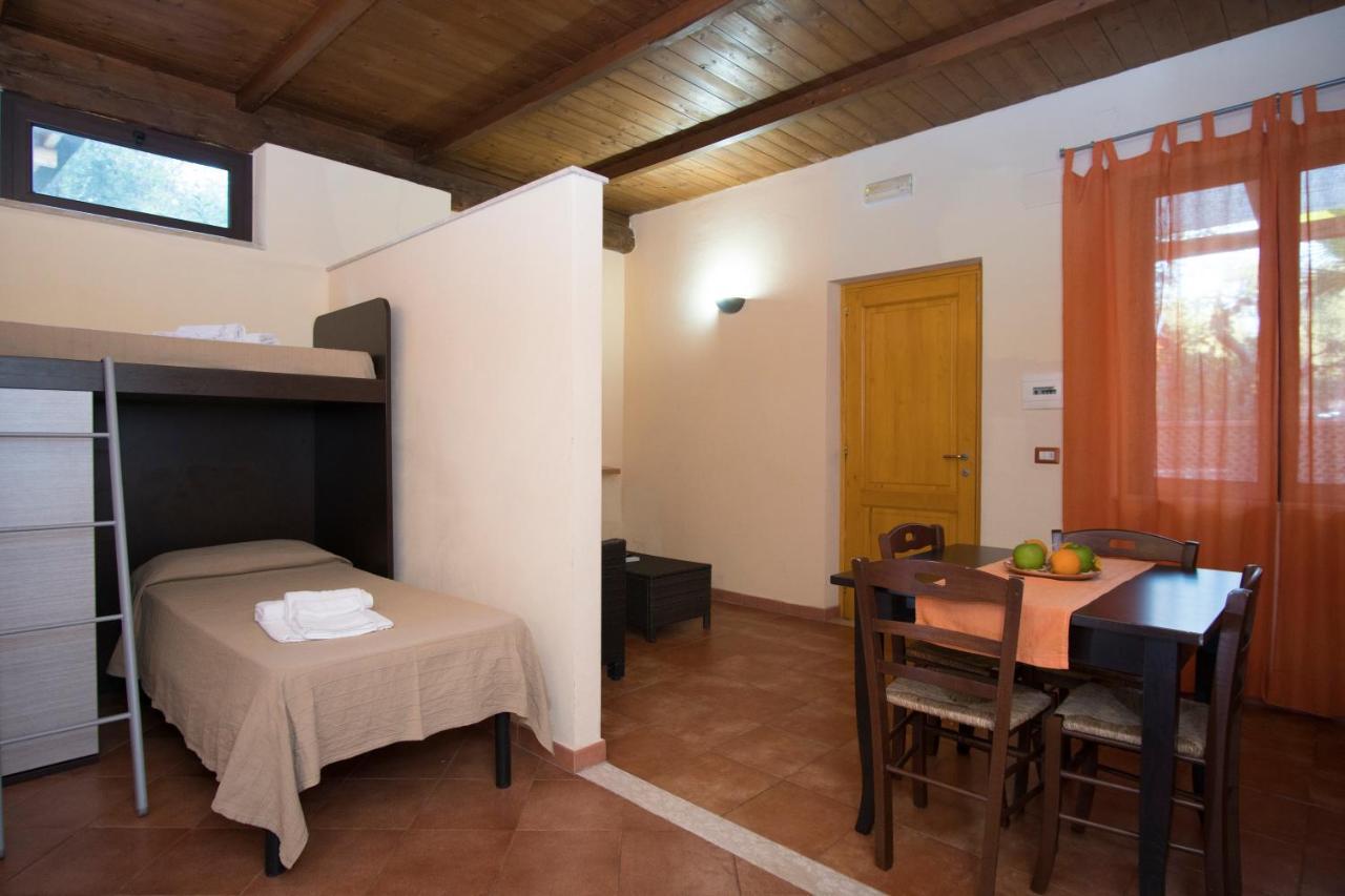 Cala Blanca Villaggio Alberghiero マリーナ・ディ・カメロータ エクステリア 写真